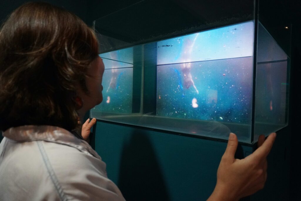 Laura Cruz observando su obra