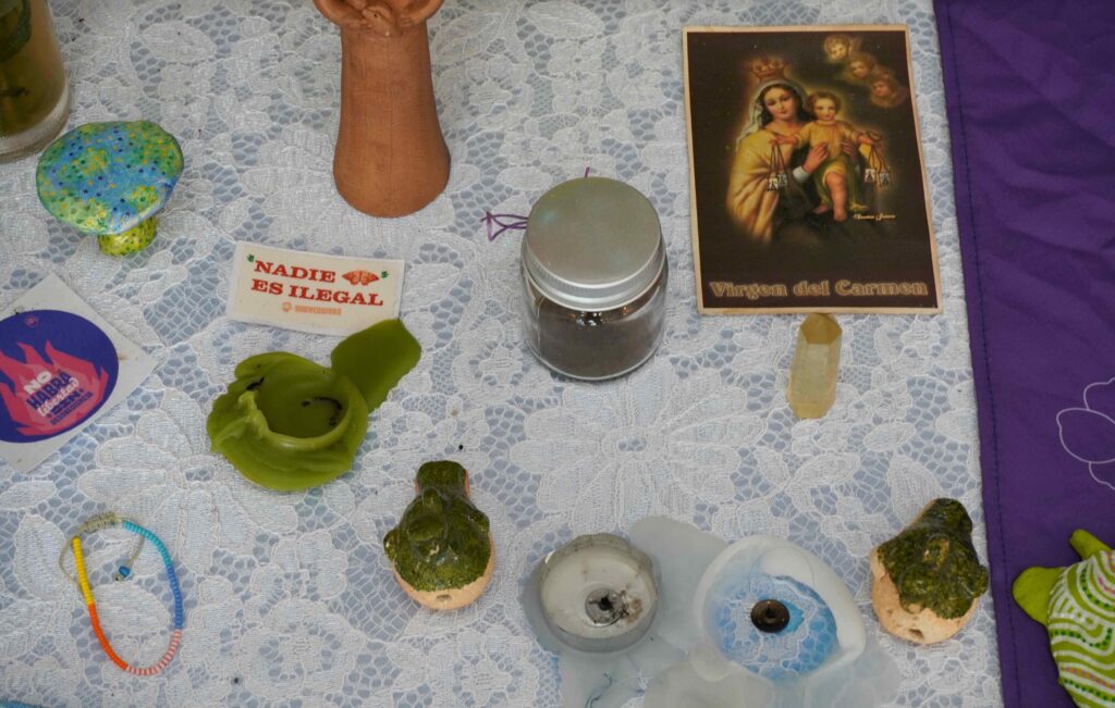 Mesa con detalles de la exposición