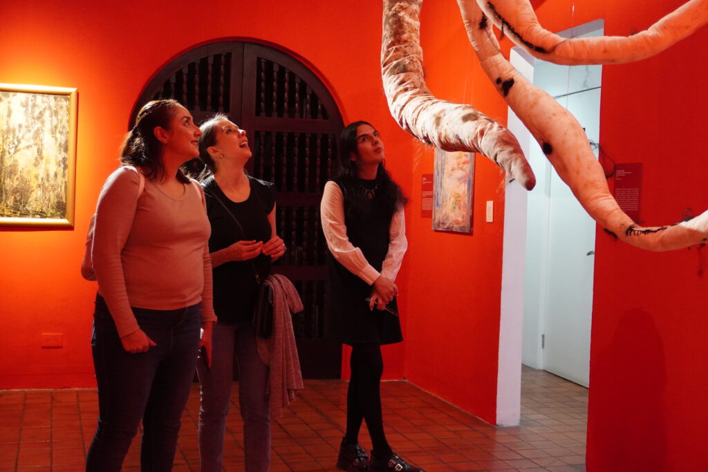 Emma junto a otras mujeres observando su obra