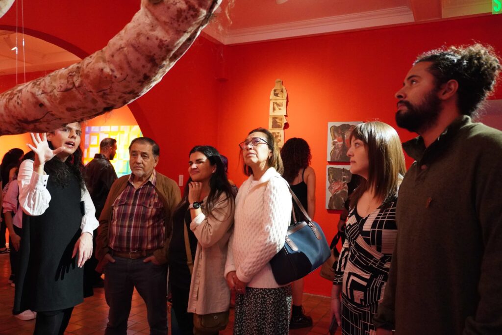 Grupo de personas viendo la obra
