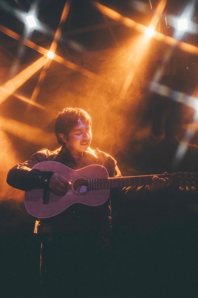 Macario Martínez tocando la guitarra