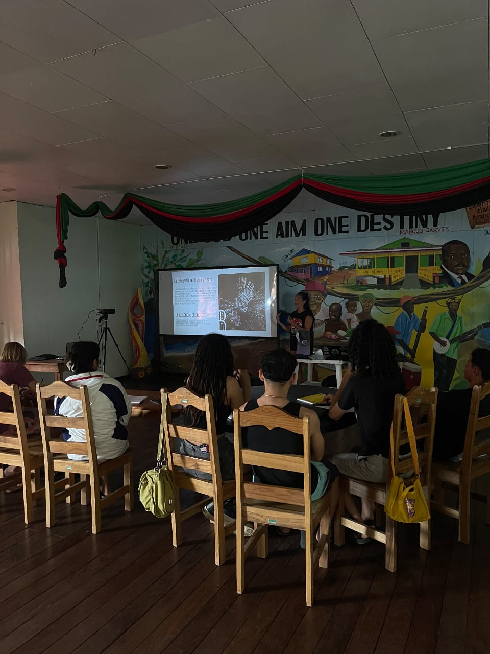Sala con gente sentada viendo documental