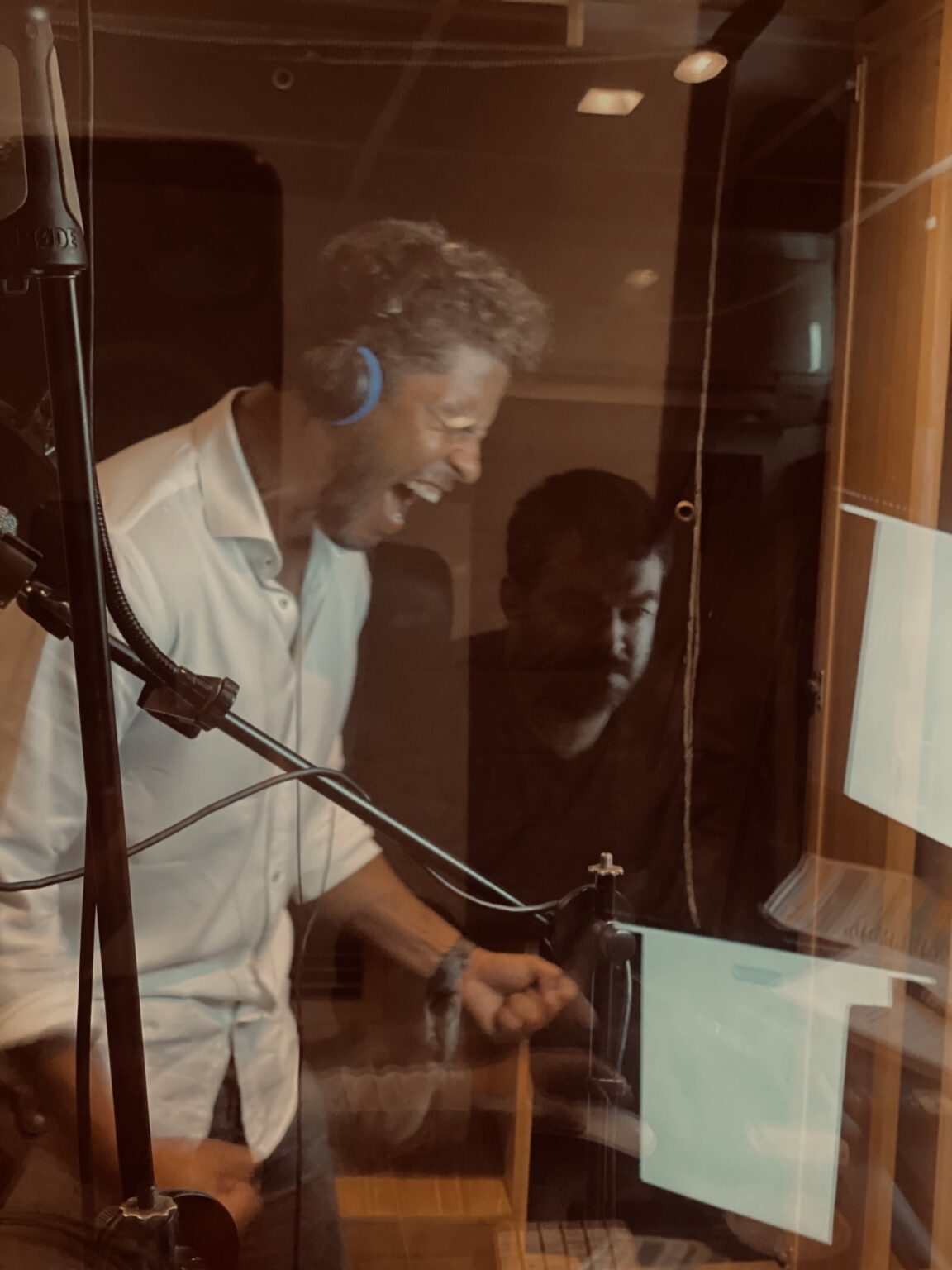 Hombre cantando en estudio