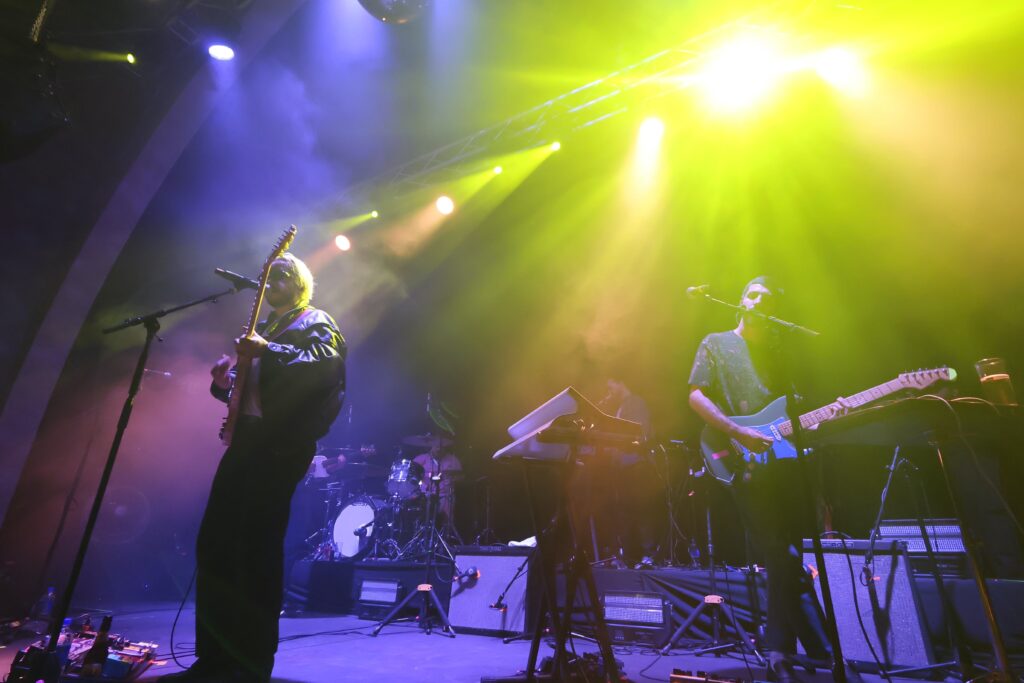 Grupo de música sobre el escenario