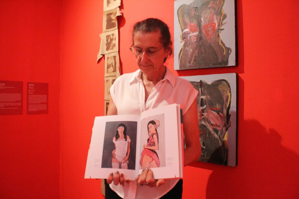 Alina González mostrando libro