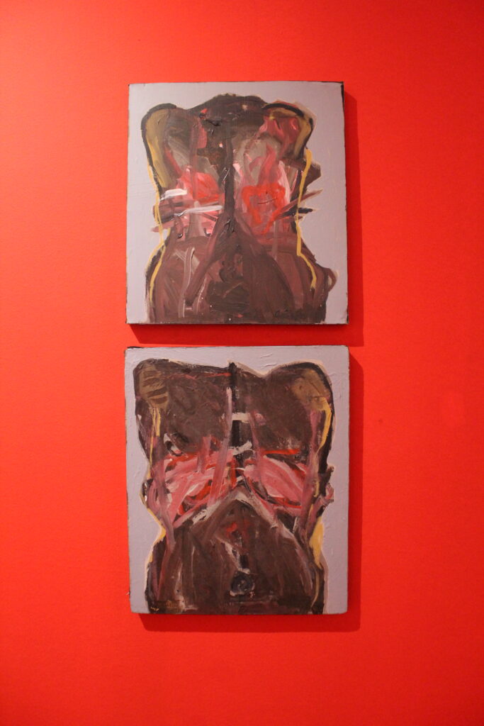 Cuadro sobre pared roja