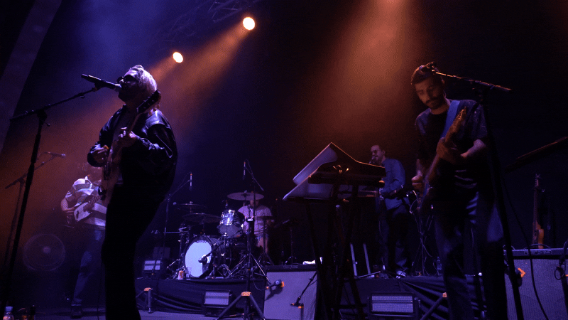 Cantando durante actuación