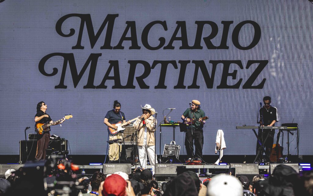Macario Martínez junto a su banda en el escenario